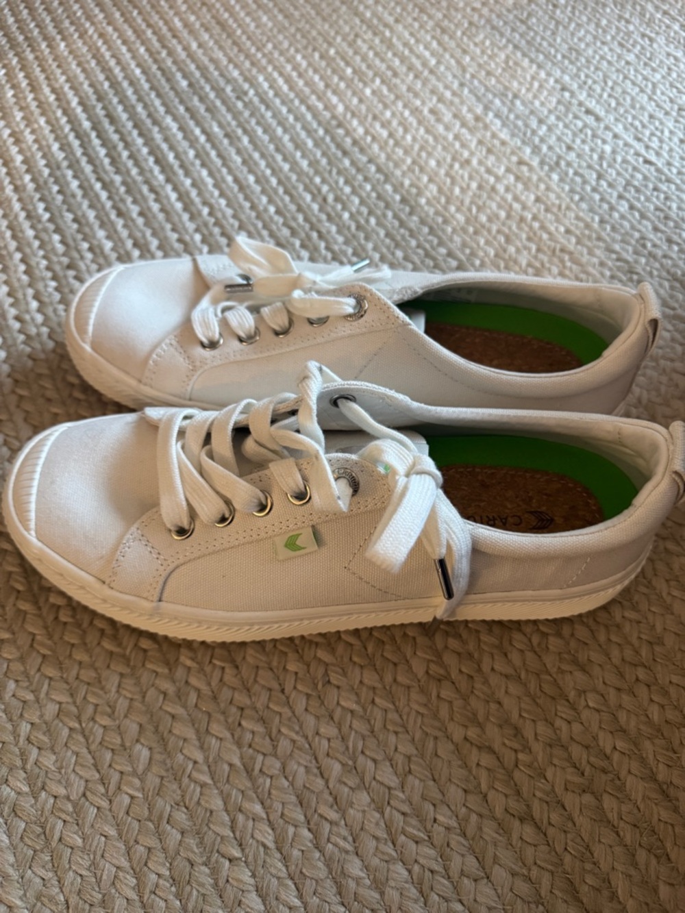Cariuma White Canvas Low-Top Sneakers with Green Insole 8.5